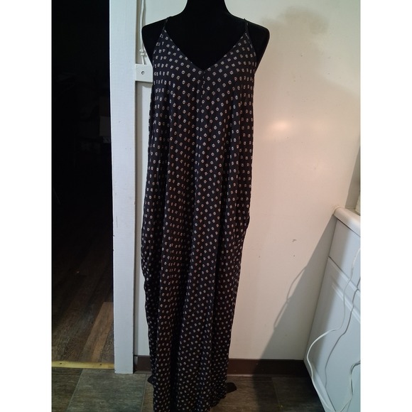 Lulus Dresses & Skirts - Lulus Black Floral Medallion V-Neck Maxi Dress Spaghetti Strap Pockets M/L NEW